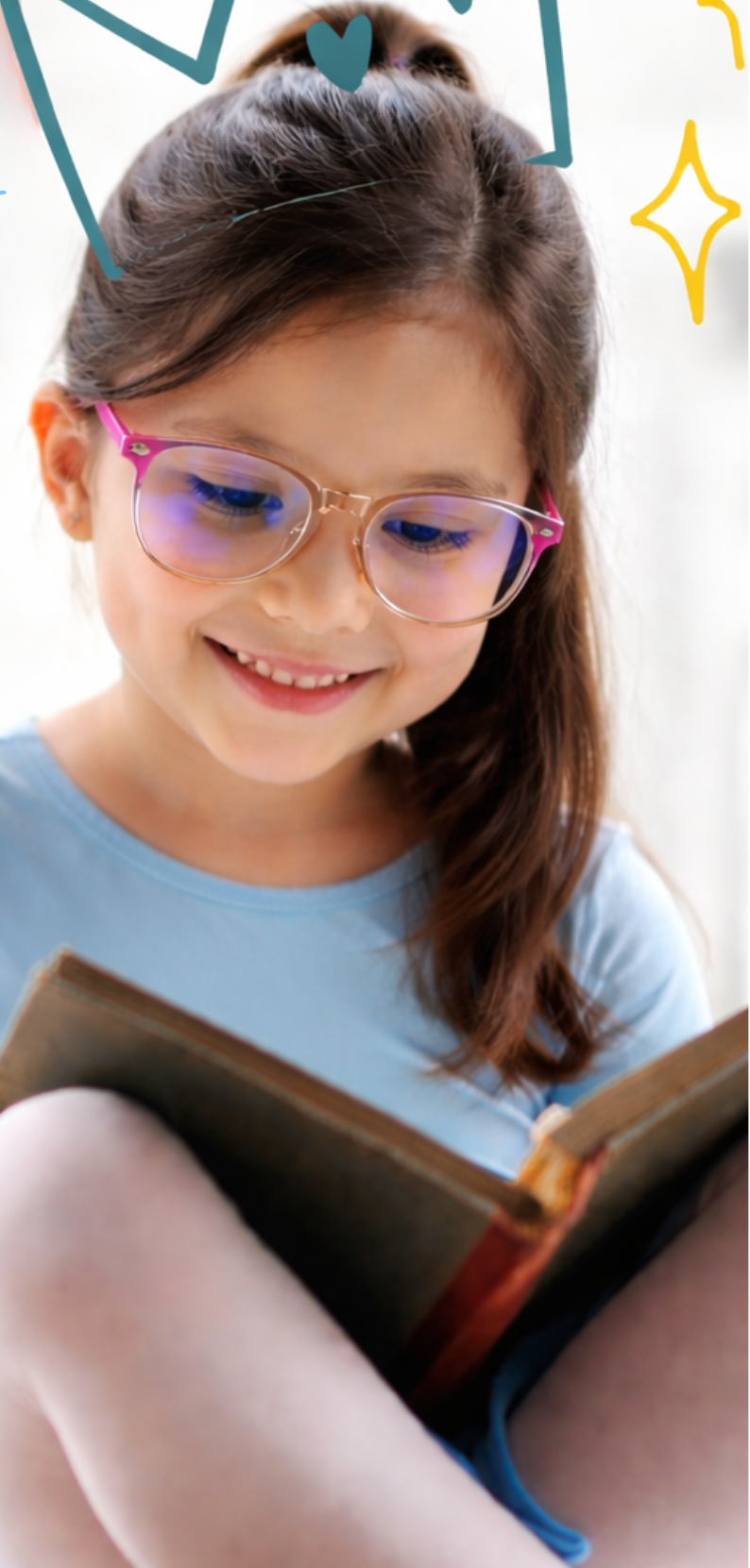 Niña sonriendo con gafas